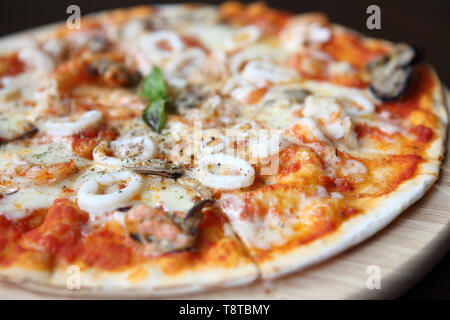 Pizza mit Meeresfrüchten Stockfoto