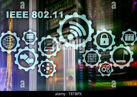 Drahtlose Datenübertragung Konzept IEEE 802.11. Server im Hintergrund. Stockfoto