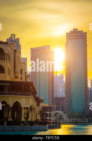 Dubai, VAE - November 28, 2018: Downtown Dubai. Blick auf die Umgebung in der Nähe der Dubai Mall. Stockfoto