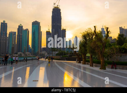 Dubai, VAE - November 28, 2018: Downtown Dubai. Blick auf die Umgebung in der Nähe der Dubai Mall. Stockfoto