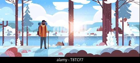 Touristische Wanderer mit Rucksack african american man Reisenden holding Stick stehen im Winter Wald wandern Konzept sunrise Schneefall landschaft natur Stock Vektor