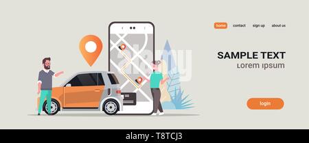Personen, die Online Bestellung taxi Car Sharing mobile Konzept Transport Carsharing Service app Mann Frau in der Nähe der Bildschirm des Smartphones mit Stock Vektor