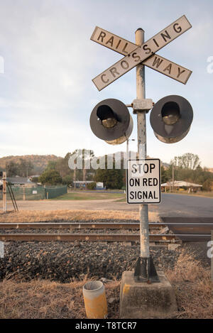 Die Warnblinkleuchten an einem Bahnübergang in der Nähe von Murrurundi Bahnhof in der Upper Hunter Valley, New South Wales, Australien Stockfoto