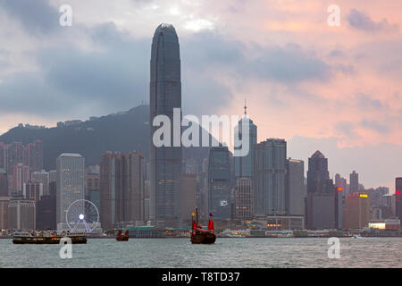 Touristische Junk und IFC, Victoria Hafen bei Sonnenuntergang, Hong Kong, SAR, China Stockfoto