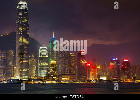 Die IFC und Victoria Hafen bei Sonnenuntergang, Hong Kong, SAR, China Stockfoto