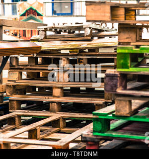 Stapel verwendet werden leere Holz- Transport von Paletten in einem Builers Yard Stockfoto