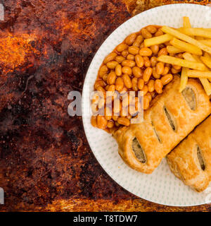 Lecker Wurst rollen mit gebackenen Bohnen und Pommes Stockfoto