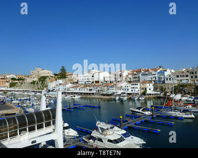 Blick auf den Kanal Hafen von Ciutadella de Menorca mit verschiedenen Boote im Vordergrund und im Hintergrund der blauen Himmel die Häuser und Denkmäler von Stockfoto