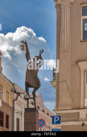 Wilna, Litauen, 14, Mai, 2019, Anzünder. Skulptur mit dem Profil der Straßenbeleuchtung des XIX Jahrhunderts gewidmet. Bildhauer: Vytautas Nalivayka Stockfoto