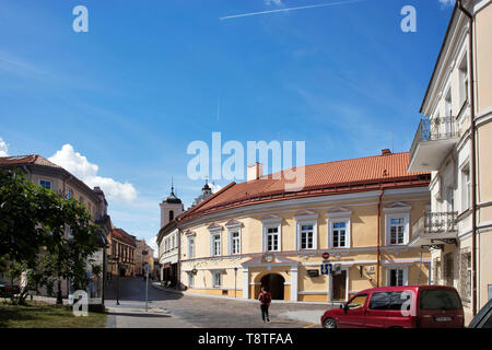Wilna, Litauen, 14, Mai, 2019, Typische 2-stöckigen Wohngebäude mit einem Balkon und einem arch Stockfoto