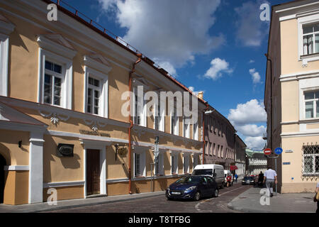 Wilna, Litauen, 14, Mai, 2019, Typische 2-stöckigen Wohngebäude mit einem Balkon und einem arch Stockfoto