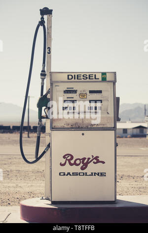 Diesel-Gaspumpe der Tankstelle von Roy's Café Stockfoto