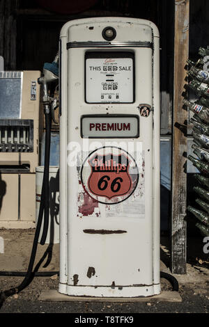 Verschlissener Phillips 66 Benzinspender an der historischen Route 66 Stockfoto