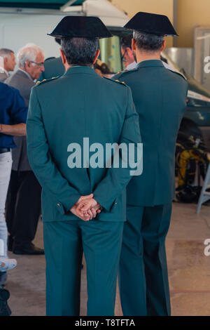 Valencia, Spanien, 13. Mai 2019: "Guardia Civil" hochrangige Offiziere. Strafverfolgung Agent in der klassischen Uniform, Ansicht von hinten. Stockfoto