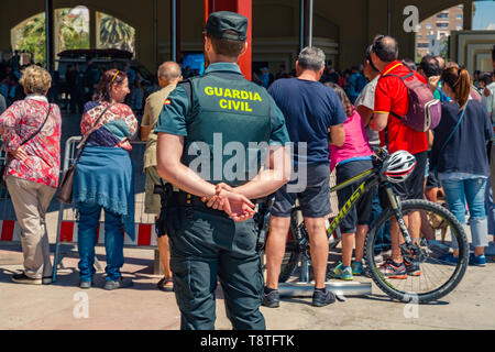 Valencia, Spanien, 13. Mai 2019: "Guardia Civil" Offizier. Bewaffnete Polizei Agent mit Pistole, Ansicht von hinten. Stockfoto