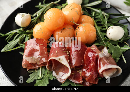 Leckere melone Kugeln, Mozzarella und Prosciutto auf Platte, Nahaufnahme Stockfoto