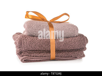 Saubere, weiche Handtücher mit Band auf weißem Hintergrund gebunden Stockfoto