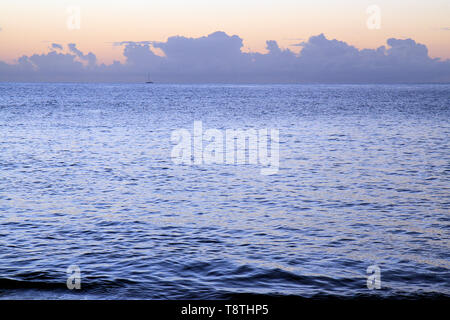 Skyline bei Sonnenuntergang, Deshaies, Guadeloupe, Basse-Terre, Karibische Inseln, Frankreich Stockfoto