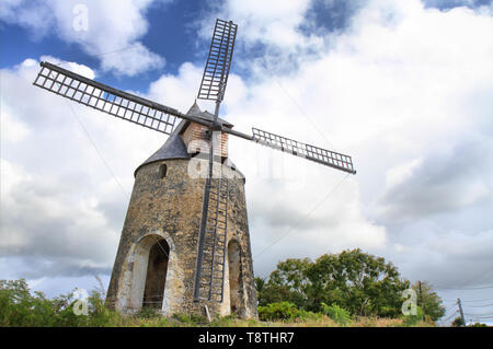 Gut erhaltenen alten Windmühle, Grande-Terre, Guadeloupe, Karibische Inseln, Frankreich Stockfoto