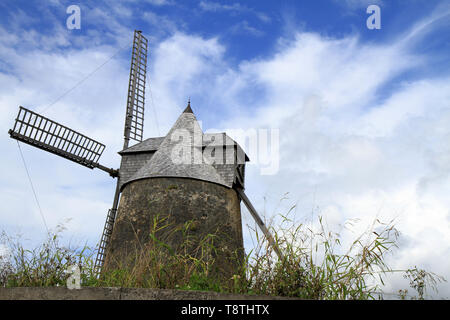 Gut erhaltenen alten Windmühle, Grande-Terre, Guadeloupe, Karibische Inseln, Frankreich Stockfoto