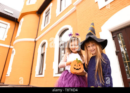 Süße kleine Mädchen in Halloween Kostüme im Freien Stockfoto