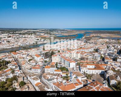 Blick auf die Stadt mit der Fischer Stadt mit Fluss Gilao, Tavira, Drone, Algarve, Portugal Stockfoto