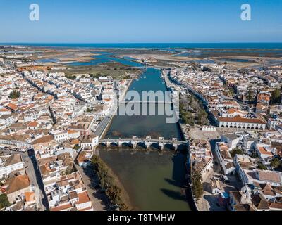 Blick auf die Stadt mit römischen Brücke über den Fluss Gilao in alten Fischerdorf, Tavira, Drone, Algarve, Portugal Stockfoto