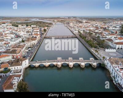 Blick auf die Stadt mit römischen Brücke über den Fluss Gilao in alten Fischerdorf, Tavira, Drone, Algarve, Portugal Stockfoto