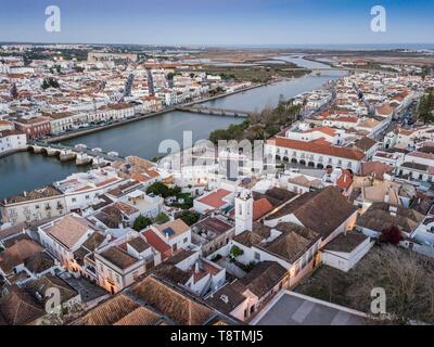 Blick auf die Stadt mit römischen Brücke über den Fluss Gilao in alten Fischerdorf, Tavira, Drone, Algarve, Portugal Stockfoto