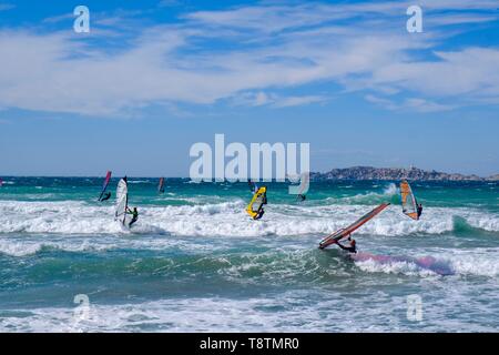 Windsurfer in der Brandung, Strand Plage de l'Huveaune, Marseille, Provence-Alpes-Cote d'Azur, Frankreich Stockfoto