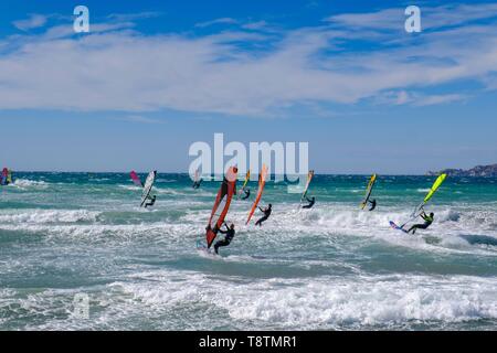 Windsurfer in der Brandung, Strand Plage de l'Huveaune, Marseille, Provence-Alpes-Cote d'Azur, Frankreich Stockfoto