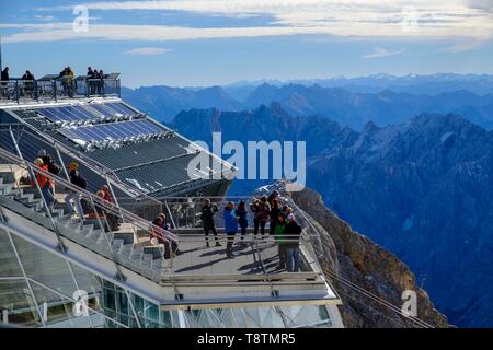 Wanderer auf der Aussichtsplattform der Bayerischen Zugspitzbahn Bergstation, Zugspitze, Garmisch-Partenkirchen, Werdenfelser Land, Oberbayern Stockfoto