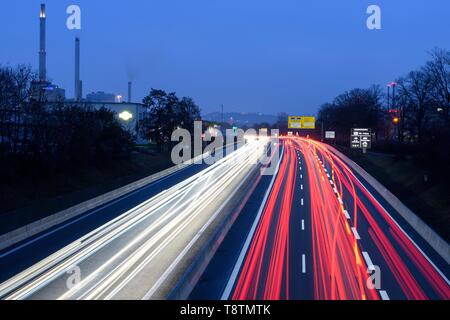 Auto Verkehr auf der Bundesstrasse B14, weiße und rote Licht Titel bei Dämmerung, Stuttgart, Baden-Württemberg, Deutschland Stockfoto