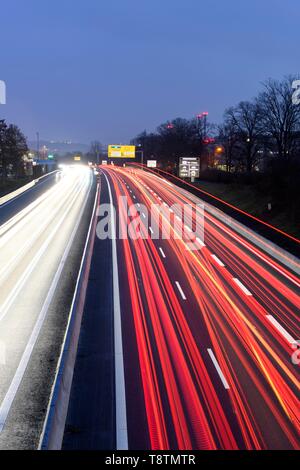 Auto Verkehr auf der Bundesstrasse B14, weiße und rote Licht Titel bei Dämmerung, Stuttgart, Baden-Württemberg, Deutschland Stockfoto