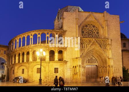 Gotische Apostel Portal der Kathedrale von Valencia, Abendlicht, Placa de la Mare de Deu, Ciutat Vella, Altstadt, Valencia, Spanien, beleuchtet Stockfoto