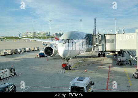 Airbus A350 mit Fluggastbrücken, Qatar Airways Terminal 1, Franz Josef Strauss Flughafen, München, Oberbayern, Bayern, Deutschland Stockfoto