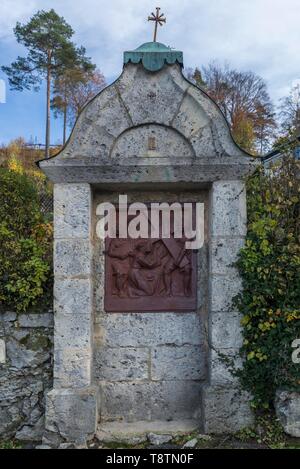 Relief des Bildhauers Georg Kemper, 1880-1948, Jesus Christus trägt das Kreuz, das Kreuz II, Mittelehrenbach, Oberfranken, Bayern Stockfoto