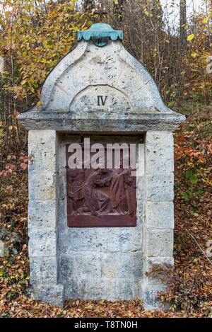 Relief des Bildhauers Georg Kemper, 1880-1948 Jesus das Kreuz trägt, der Kreuzweg Station IV, Mittelehrenbach, Oberfranken, Bayern Stockfoto