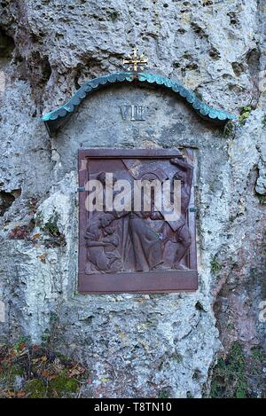 Relief des Bildhauers Georg Kemper, 1880-1948, Jesus das Kreuz trägt, der Kreuzweg Station VIII, Mittelehrenbach, Oberfranken Stockfoto