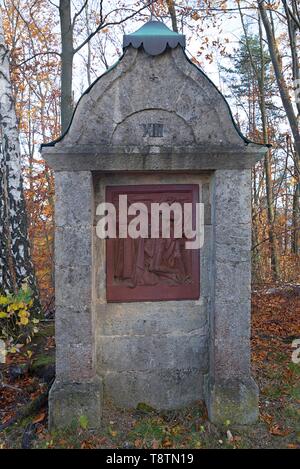 Relief des Bildhauers Georg Kemper, 1880-1948, beweinung Jesu Christi, der Kreuzweg Station XIII, Mittelehrenbach, Oberfranken Stockfoto