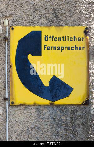 Informationen Zeichen, Zinn, öffentliches Telefon aus den 50er Jahren der Deutschen Post AG auf eine Hauswand, Bayern, Deutschland Stockfoto