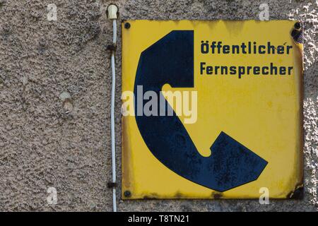 Informationen Zeichen, Zinn, öffentliches Telefon aus den 50er Jahren der Deutschen Post AG auf eine Hauswand, Bayern, Deutschland Stockfoto