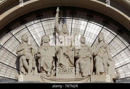 Allegorische Gruppe von Zahlen über dem Eingang, Detail Fassade, Postgebäude, Palacio de Communicaciones, Gebäude 1922, Valencia, Spanien Stockfoto