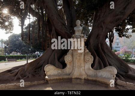 Denkmal des Malers Munoz Degrain unter einem riesigen Baum, Moreton Bay Feigenbaum (Ficus macrophylla), Park Glorieta, Jardins de La Glorieta, Valencia, Spanien Stockfoto