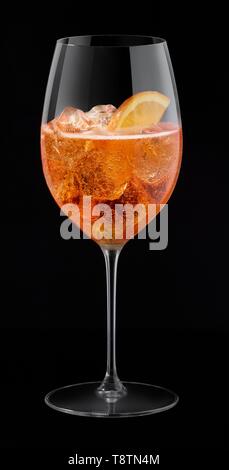 Aperol Spritz in Glas, Ausschnitt, schwarzer Hintergrund, Deutschland Stockfoto