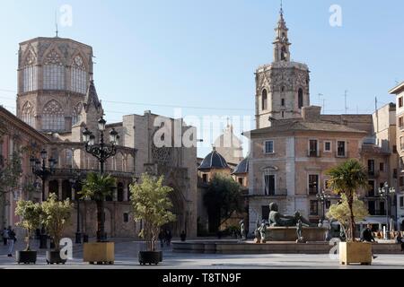 Plaza de la Mare de Deu, auch der Plaza de la Virgen mit Kathedrale und den Tower Miguelete, Valencia, Spanien Stockfoto