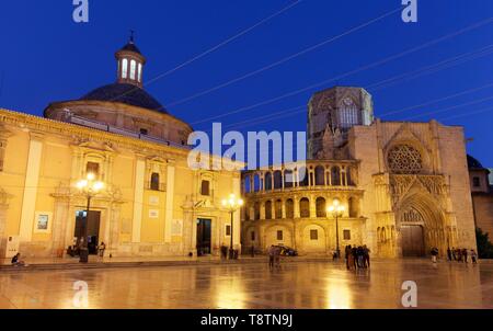 Plaza de la Mare de Deu, auch der Plaza de la Virgen, die Basilika und die Kathedrale von Valencia, in der Nacht, beleuchtet, Valencia, Spanien Stockfoto