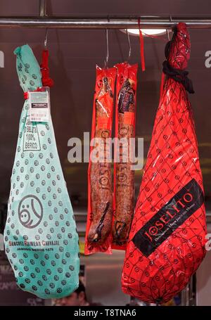 Iberico Pata Negra Bellota Schinken, Schinken Beine und Würstchen, Ramon Joselito, verpackt zum Verkauf, Markthalle Mercat Central, Valencia, Spanien Stockfoto