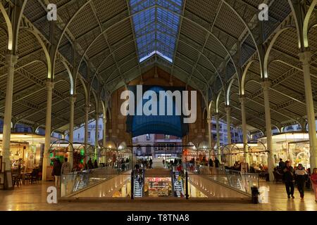 Historische Markthalle mit Restaurants und Geschäften, Mercat de Colon, Abend, beleuchtet, moderne Valencia, Valencia, Spanien Stockfoto