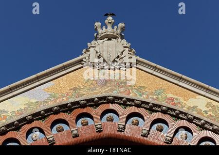 Giebel der Fassade mit künstlerischen Mosaik, historische Markthalle Mercat de Colon, moderne Valencia, Valencia, Spanien Stockfoto